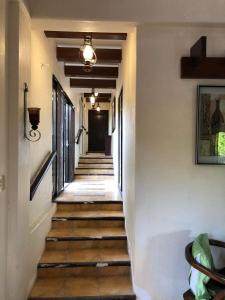 um corredor de uma casa com pisos de madeira em Tagaytay BNR Guesthouse 4BR With Balcony 12-14 Guest em Tagaytay