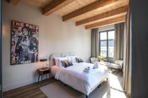 Un dormitorio con una cama grande y un cartel en la pared en Bistrotel 't Amsterdammertje en Nieuwersluis