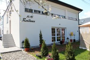 biały budynek z napisem „Robertine” w obiekcie K&B Residence w mieście Jarosław