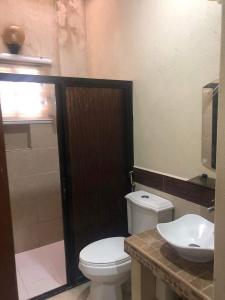 Ванная комната в Tagaytay BNR Guesthouse 4BR With Balcony 12-14 Guest