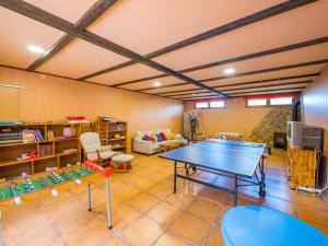 ein Wohnzimmer mit einer Tischtennisplatte in der Unterkunft Vivalidays Villa Kiros in Tordera