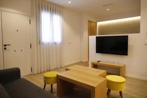 TV a/nebo společenská místnost v ubytování MEDINA HOMES PUENTE ROMANO