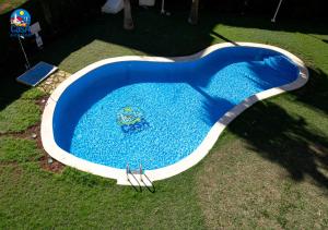 an overhead view of a large blue swimming pool at Apartamentos Madeira Casa Azahar in Alcossebre