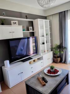 salon z telewizorem na białym centrum rozrywki w obiekcie Apartamento turístico Azahara w mieście Nerja +6 zdjęć