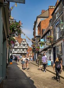 Un groupe de personnes marchant dans une rue avec des bâtiments dans l'établissement Choristers Mews: Luxury cottage a stones throw from the Cathedral!, à Lincolnshire