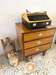un escritorio con teclado encima de una cómoda en Kaya Apart & Pansiyon en Bodrum