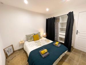 een slaapkamer met een bed met gele kussens erop bij Le numéro 12 Netflix Wifi in Cherbourg en Cotentin