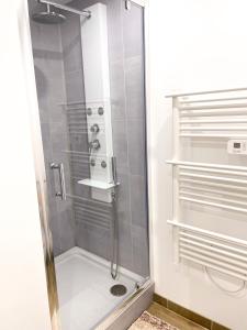 een douche met een glazen deur in de badkamer bij Le numéro 12 Netflix Wifi in Cherbourg en Cotentin