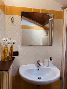 デセンツァーノ・デル・ガルダにあるAntico Borgoのバスルーム(洗面台、鏡付)