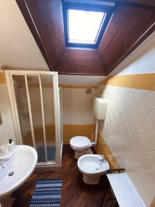 デセンツァーノ・デル・ガルダにあるAntico Borgoのバスルーム(シンク、トイレ付)、天窓が備わります。