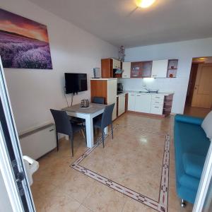 TV a/nebo společenská místnost v ubytování VeLun apartmani