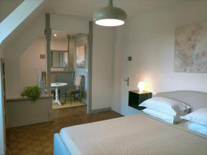 una camera con letto e un corridoio con tavolo di BnB La Néo Bretonne a Minihy-Tréguier