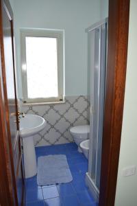 a bathroom with a sink and a toilet and a window at Mare e Terme a Guardia Piemontese in Guardia Piemontese Terme