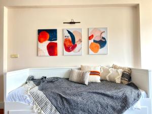 Postel nebo postele na pokoji v ubytování WONDER HOMES - Cozy flat in Teşvikiye-Nişantaşı, 2BR, 9 ppl