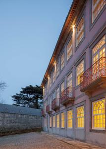 een groot gebouw met ramen en balkons. bij The Downtown Charming Apartments in Porto