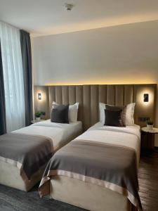Postel nebo postele na pokoji v ubytování Bayer's City Hotel