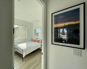 - une chambre avec un lit et une photo sur le mur dans l'établissement Exclusive Artist Gallery Home - Central LA Location, à Los Angeles