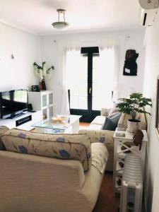 sala de estar con sofá y mesa en Sheron's Apartment, en Los Alcázares