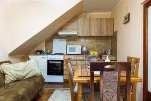 Apartment & Rooms Aleksandarにあるキッチンまたは簡易キッチン