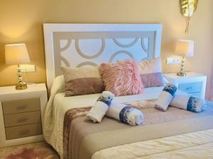 1 dormitorio con cama blanca con almohadas y cabecero blanco en Lovely New Home en Granada