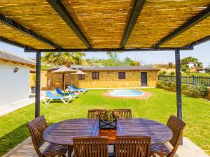 Bazén v ubytování Cubo's Casita Rural Haro nebo v jeho okolí