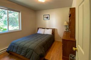 - une chambre avec un lit et une fenêtre dans l'établissement Private 2-Acre Retreat with MTN Views, Walk to River, à Saint Maries