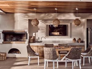 Χώρος καθιστικού στο Ioli Exclusive Villa, a Glorious Family Retreat, By ThinkVilla +45 φωτογραφίες
