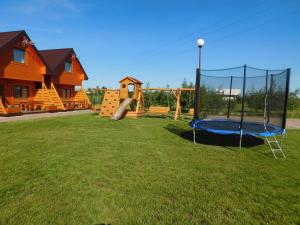 Ο χώρος παιχνιδιού για παιδιά στο Domki letniskowe Oaza 2