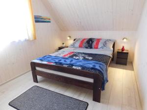 Ένα ή περισσότερα κρεβάτια σε δωμάτιο στο Domki letniskowe Oaza 2