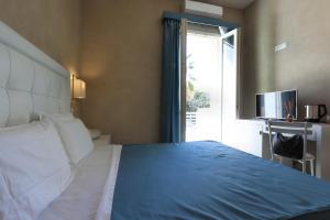 Postel nebo postele na pokoji v ubytování Hotel Cecina Beach