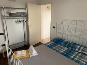 un dormitorio con una cama y una litera en Dante Doc, en Rávena