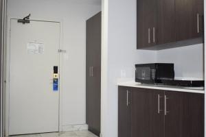 Kuchyň nebo kuchyňský kout v ubytování Days Inn by Wyndham Kingston