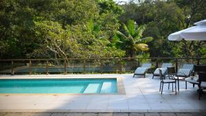 A piscina localizada em Linda casa colonial em meio a natureza ou nos arredores