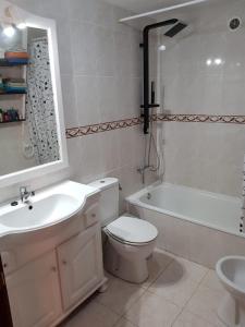 a bathroom with a sink and a toilet and a bath tub at Pax et Bonum in Parque Holandes