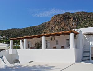 una casa blanca con una montaña en el fondo en Hotel O Palmo, en Panarea