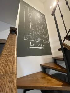 un conjunto de escaleras en una habitación con un cartel en la pared en B&b Le Larie, en Collepardo