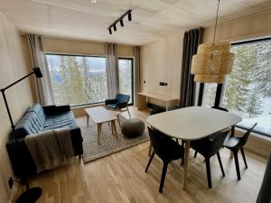 ein Wohnzimmer mit einem Tisch und einem Sofa in der Unterkunft Gausta View in Gaustablikk
