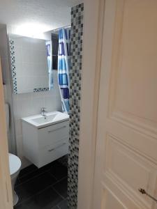 a bathroom with a sink and a toilet and a mirror at Ludwigstraße in Mönchengladbach