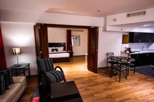 Kuchyň nebo kuchyňský kout v ubytování El Polo Apart Hotel & Suites