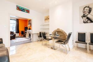 comedor y sala de estar con mesa y sillas en Luxury Unique Townhouse with Hottub & Pizza Oven en Bolton