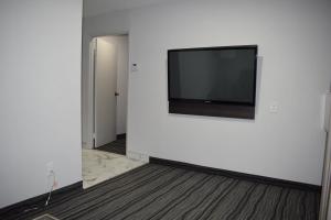 TV a/nebo společenská místnost v ubytování Days Inn by Wyndham Kingston