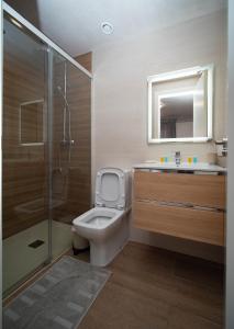 een badkamer met een toilet, een wastafel en een douche bij Sunflowers in Sanlúcar de Barrameda