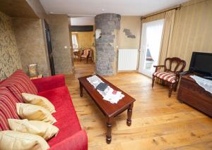 ein Wohnzimmer mit einem roten Sofa und einem Couchtisch in der Unterkunft Märchenhotel in Bernkastel-Kues