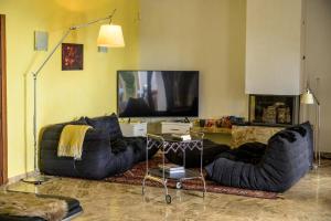 TV a/nebo společenská místnost v ubytování Finca Olivar