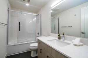 Ванная комната в Magog Condo by Revelstoke Vacations