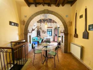 an archway in a living room with a table and chairs at Tenuta Guardavaglia in Castelmola