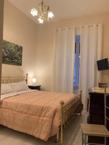 - une chambre avec un lit, un bureau et une fenêtre dans l'établissement Casa Rafela, à Naples