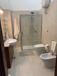 La salle de bains est pourvue d'une douche, de toilettes et d'un lavabo. dans l'établissement Casa Rafela, à Naples