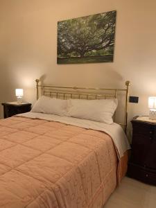 - un lit dans une chambre avec 2 tables de nuit et 2 lampes dans l'établissement Casa Rafela, à Naples