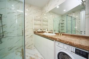 y baño con lavadora y secadora. en Apartment by the river, en Tiflis 38 fotos más